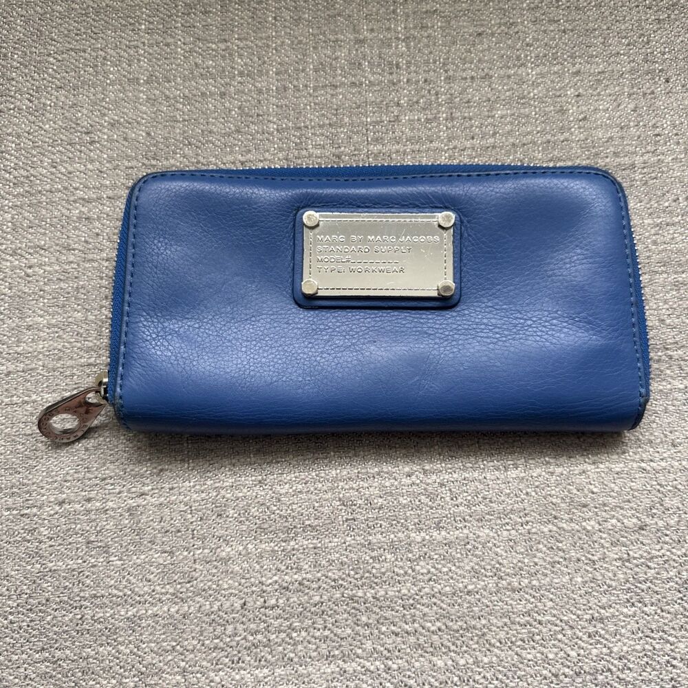 Marc Jacobs Classic Q Black Wingman Zip Around Blue Leather Wallet Luxury Design